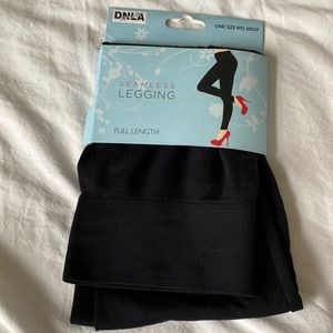 NWT SEAMLESS BLACK LEGGINGS